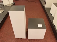Twee showpilaren (20 x 20 x 60 cm.) en acht showkubussen (30 x 30 x 30 cm). - afbeelding 1 van  3