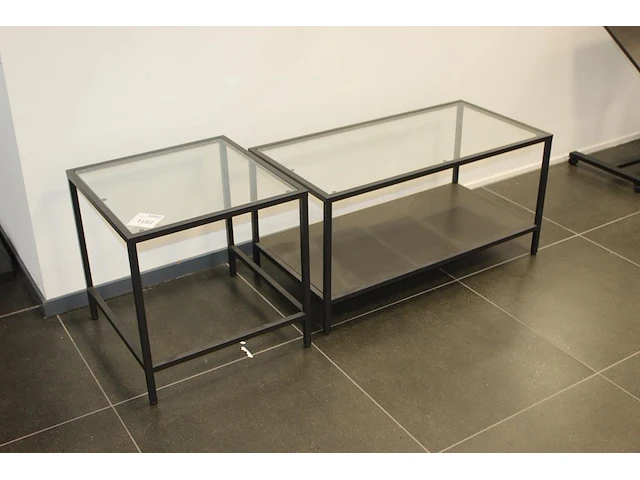 Twee showtafels met glazen blad o.a. afm. 50 x 50 x 50 cm - afbeelding 1 van  2