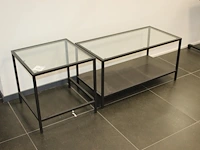 Twee showtafels met glazen blad o.a. afm. 50 x 50 x 50 cm - afbeelding 1 van  2