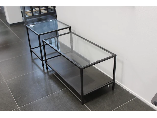 Twee showtafels met glazen blad o.a. afm. 50 x 50 x 50 cm - afbeelding 2 van  2