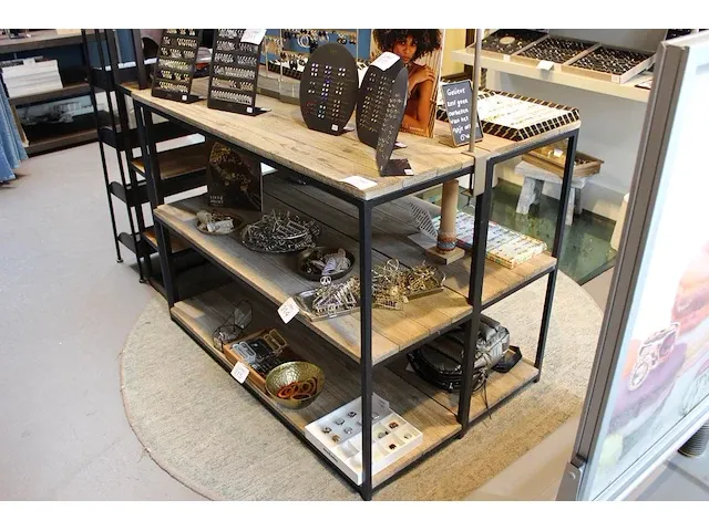 Twee showtafels met onderschappen en afmeting 119 x 39 x 90 cm. - afbeelding 1 van  3