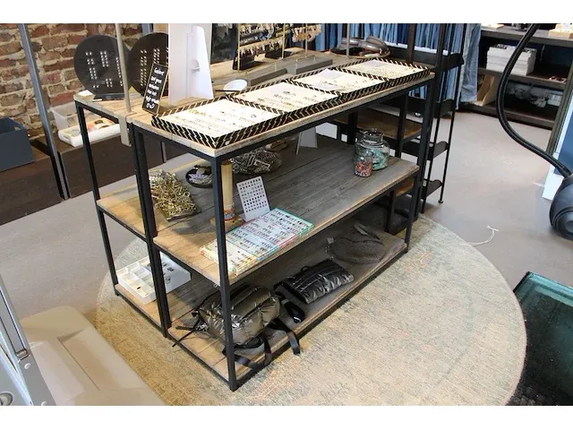 Twee showtafels met onderschappen en afmeting 119 x 39 x 90 cm. - afbeelding 2 van  3