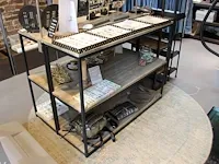 Twee showtafels met onderschappen en afmeting 119 x 39 x 90 cm. - afbeelding 2 van  3