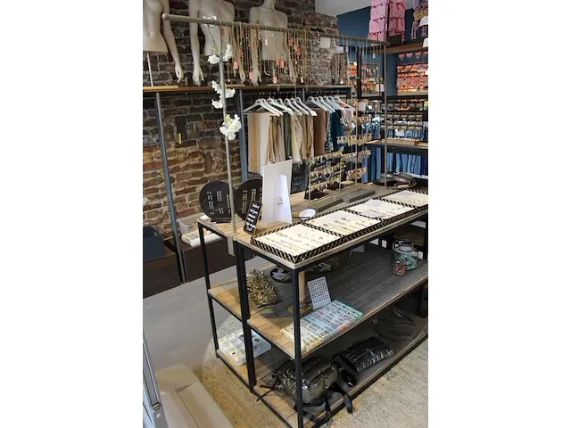 Twee showtafels met onderschappen en afmeting 119 x 39 x 90 cm. - afbeelding 3 van  3