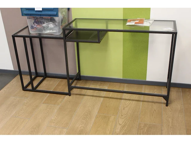 Twee showtafeltjes met glazen blad o.a. afm. 100 x 36 x 74cm - afbeelding 1 van  2