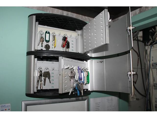 Twee sleutelkastjes met afmeting 30 x 15 x 12 cm. - afbeelding 2 van  2
