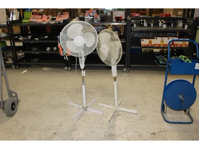 Twee staande ventilatoren. - afbeelding 1 van  2
