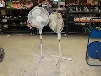 Twee staande ventilatoren. - afbeelding 1 van  2