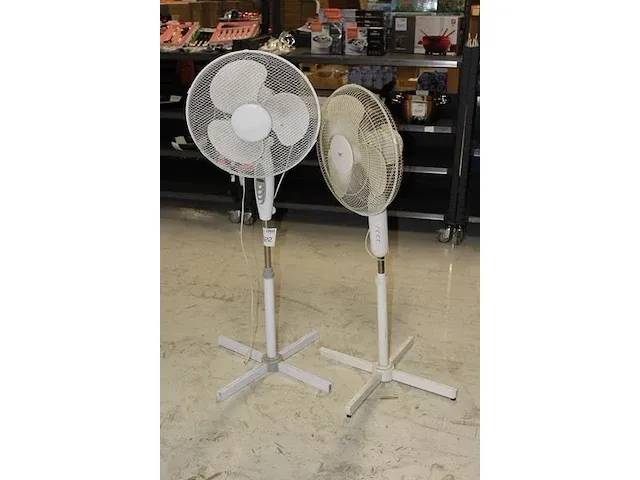 Twee staande ventilatoren. - afbeelding 2 van  2