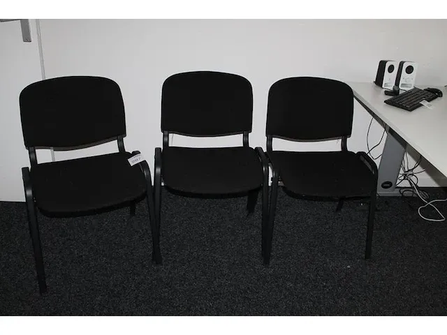 Twee stapelbare zwart beklede stoelen. - afbeelding 1 van  2