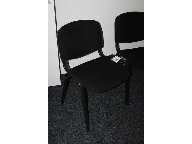 Twee stapelbare zwart beklede stoelen. - afbeelding 2 van  2