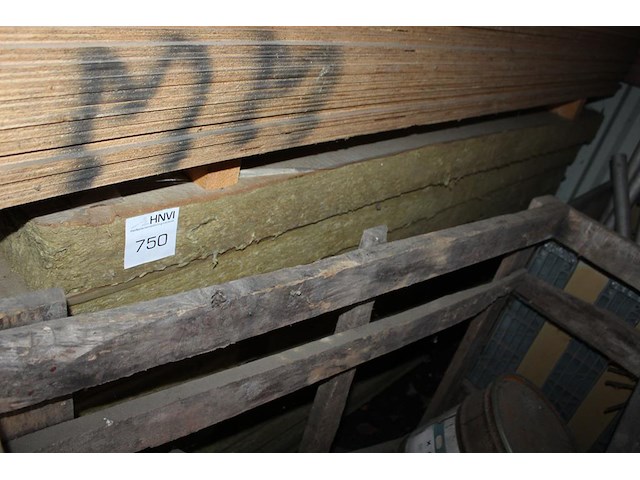 Twee stapels isolatiemateriaal w.o. 90 cm wol met houten afdekking. totaal ca. 70 stuks 60 x 200 cm. - afbeelding 1 van  4