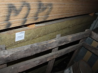 Twee stapels isolatiemateriaal w.o. 90 cm wol met houten afdekking. totaal ca. 70 stuks 60 x 200 cm. - afbeelding 1 van  4