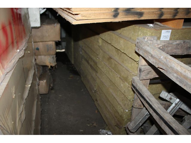 Twee stapels isolatiemateriaal w.o. 90 cm wol met houten afdekking. totaal ca. 70 stuks 60 x 200 cm. - afbeelding 3 van  4