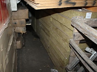 Twee stapels isolatiemateriaal w.o. 90 cm wol met houten afdekking. totaal ca. 70 stuks 60 x 200 cm. - afbeelding 3 van  4