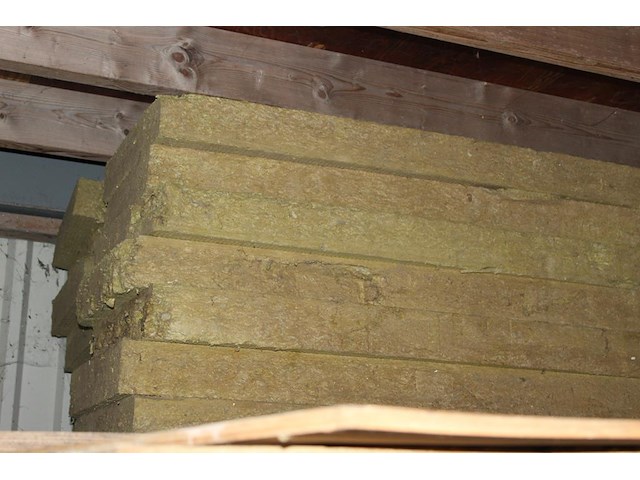 Twee stapels isolatiemateriaal w.o. 90 cm wol met houten afdekking. totaal ca. 70 stuks 60 x 200 cm. - afbeelding 4 van  4