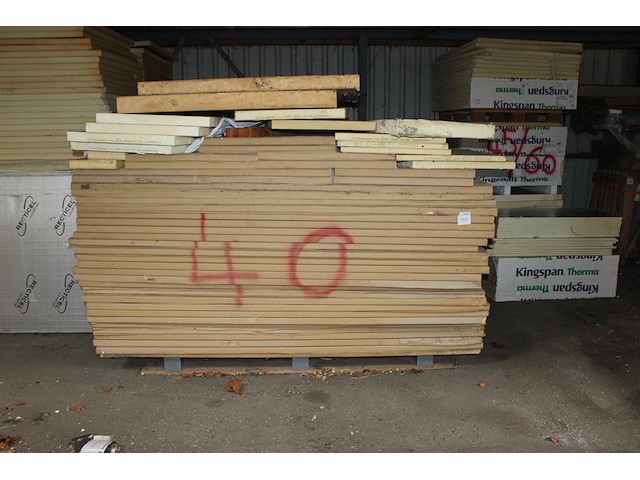 Twee stapels pir platen met 40 en 60 mm dikte. afmeting 241 x 123 cm. ruim 30 platen. - afbeelding 1 van  2