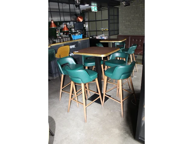 Twee statafels 70 x 70 x 110 cm met acht barkrukken met kunstlederen bekleding. afmeting - afbeelding 1 van  4