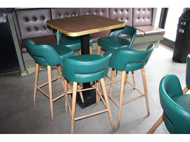 Twee statafels 70 x 70 x 110 cm met acht barkrukken met kunstlederen bekleding. afmeting - afbeelding 3 van  4