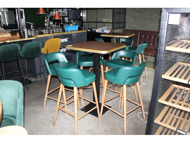 Twee statafels 70 x 70 x 110 cm met acht barkrukken met kunstlederen bekleding. afmeting - afbeelding 4 van  4