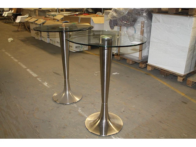 Twee statafels met glazen blad. doorsnede 80 cm. hoogte 105 cm - afbeelding 1 van  2
