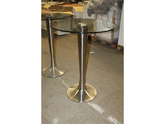 Twee statafels met glazen blad. doorsnede 80 cm. hoogte 105 cm - afbeelding 2 van  2