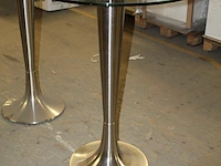 Twee statafels met glazen blad. doorsnede 80 cm. hoogte 105 cm - afbeelding 2 van  2