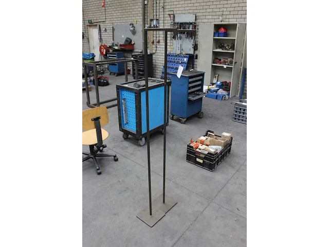 Twee statieven bruin met hoogte 160 cm. - afbeelding 2 van  2
