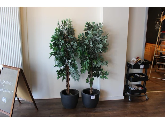 Twee stenen potten met kunstplanten met hoogte 180 cm. - afbeelding 1 van  2