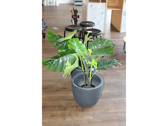 Twee stenen potten met kunstplanten met hoogte 95 cm. - afbeelding 2 van  2