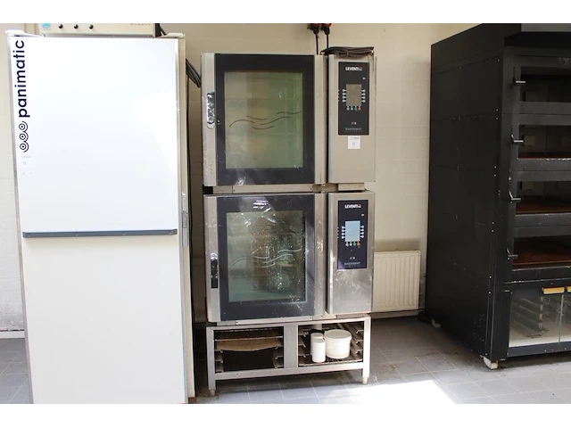 Twee stoomovens leventi bm mm q2 met onderstel. afmeting 100 x 80 x 197 cm. bouwjaren 2008 en 2009. - afbeelding 1 van  5