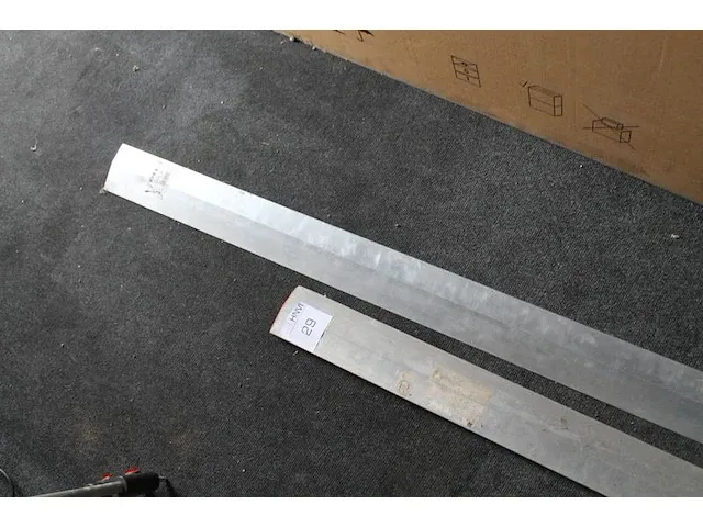 Twee strijklatten met trapeziumprofiel, waaronder sola 2606 200 cm en 150 cm. - afbeelding 1 van  2
