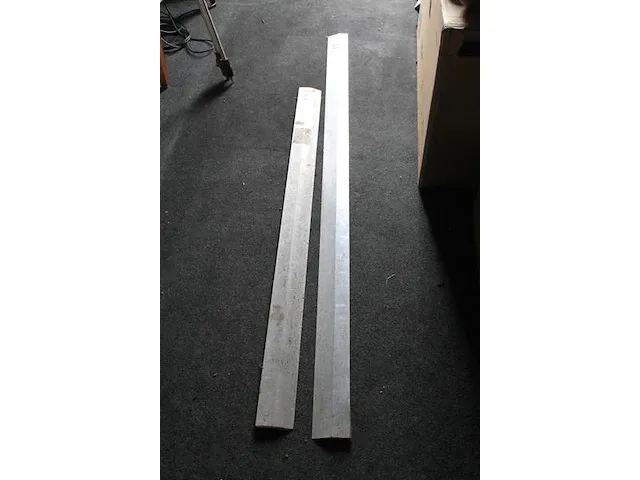 Twee strijklatten met trapeziumprofiel, waaronder sola 2606 200 cm en 150 cm. - afbeelding 2 van  2