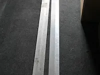 Twee strijklatten met trapeziumprofiel, waaronder sola 2606 200 cm en 150 cm. - afbeelding 2 van  2