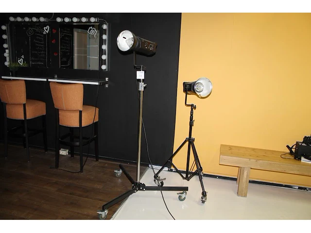 Twee studioflitsers bowens gemini gm500pro op in hoogte verstelbare statieven. - afbeelding 1 van  3