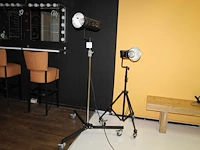 Twee studioflitsers bowens gemini gm500pro op in hoogte verstelbare statieven. - afbeelding 1 van  3
