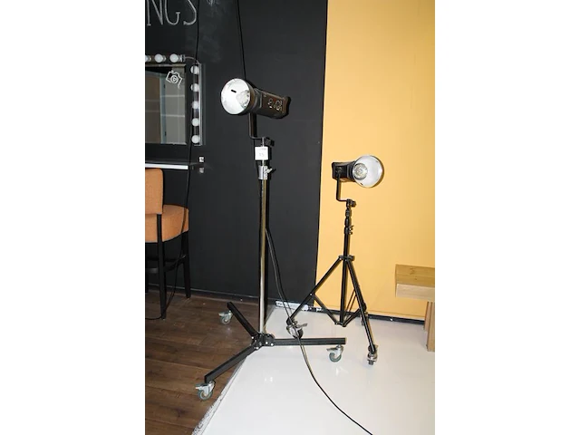 Twee studioflitsers bowens gemini gm500pro op in hoogte verstelbare statieven. - afbeelding 2 van  3