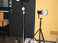 Twee studioflitsers bowens gemini gm500pro op in hoogte verstelbare statieven. - afbeelding 2 van  3