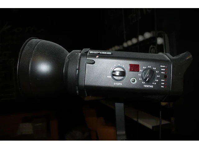 Twee studioflitsers bowens gemini gm500pro op in hoogte verstelbare statieven. - afbeelding 3 van  3