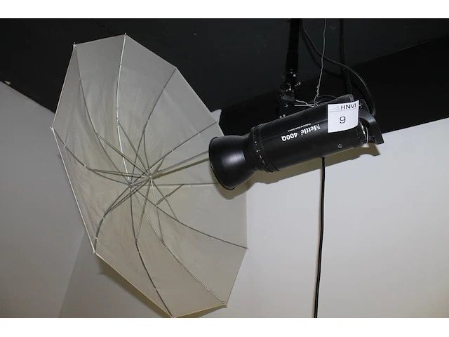 Twee studioflitsers mettle 400 q met paraplusoftboxen aan verstelbare falco eyes wb 1250 wallbomen. - afbeelding 1 van  8