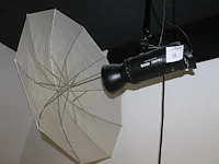 Twee studioflitsers mettle 400 q met paraplusoftboxen aan verstelbare falco eyes wb 1250 wallbomen. - afbeelding 1 van  8