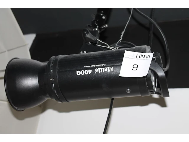Twee studioflitsers mettle 400 q met paraplusoftboxen aan verstelbare falco eyes wb 1250 wallbomen. - afbeelding 2 van  8