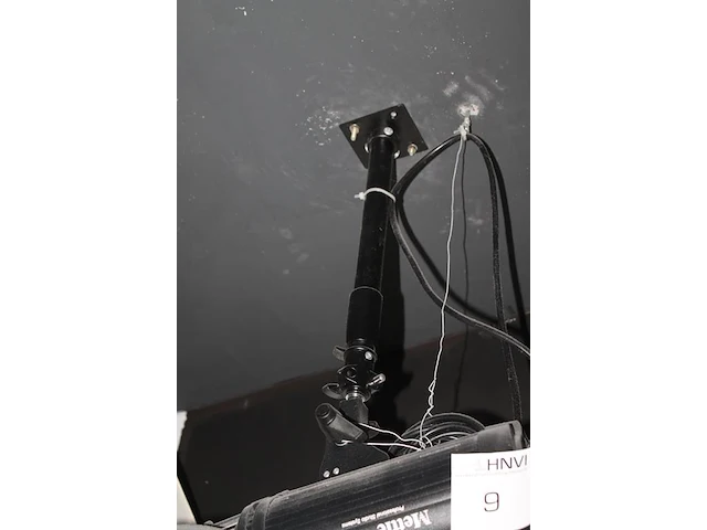 Twee studioflitsers mettle 400 q met paraplusoftboxen aan verstelbare falco eyes wb 1250 wallbomen. - afbeelding 3 van  8