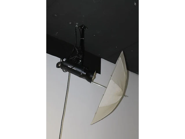 Twee studioflitsers mettle 400 q met paraplusoftboxen aan verstelbare falco eyes wb 1250 wallbomen. - afbeelding 4 van  8