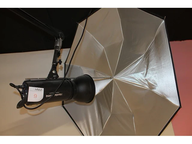 Twee studioflitsers mettle 200 en 400 q met paraplusoftboxen. plafondbeugels niet aanwezig - afbeelding 1 van  5