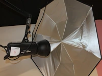 Twee studioflitsers mettle 200 en 400 q met paraplusoftboxen. plafondbeugels niet aanwezig