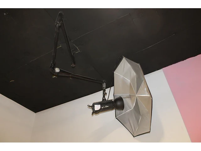 Twee studioflitsers mettle 200 en 400 q met paraplusoftboxen. plafondbeugels niet aanwezig - afbeelding 2 van  5