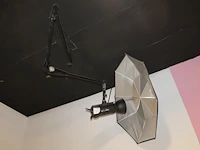 Twee studioflitsers mettle 200 en 400 q met paraplusoftboxen. plafondbeugels niet aanwezig - afbeelding 2 van  5