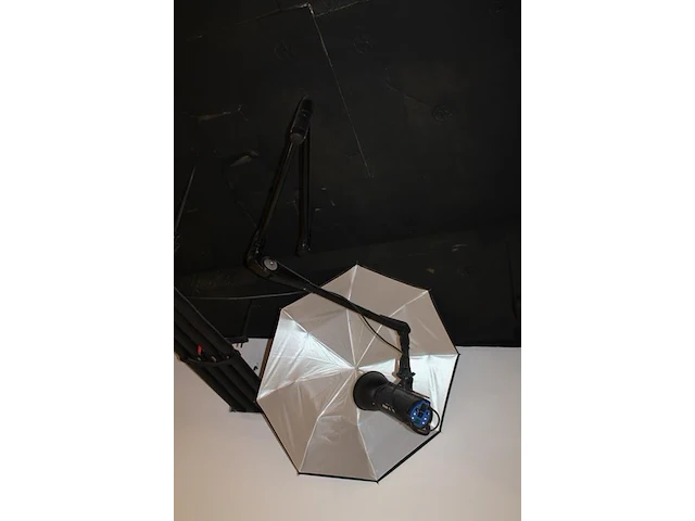 Twee studioflitsers mettle 200 en 400 q met paraplusoftboxen. plafondbeugels niet aanwezig - afbeelding 3 van  5