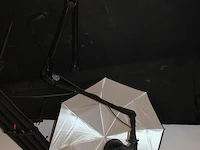 Twee studioflitsers mettle 200 en 400 q met paraplusoftboxen. plafondbeugels niet aanwezig - afbeelding 3 van  5